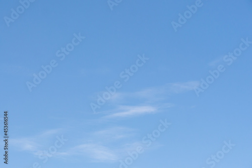 Weiße Wolken vor blauen Himmel an einem sonnigen Tag