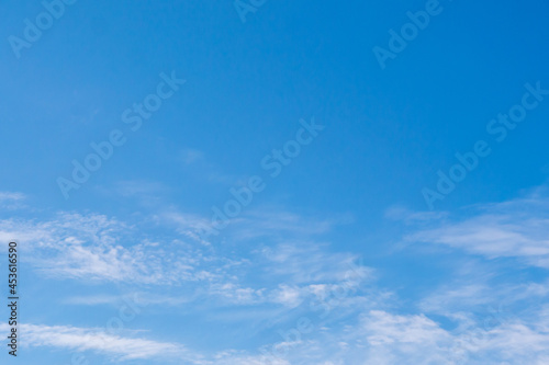 Weiße Wolken vor blauen Himmel an einem sonnigen Tag