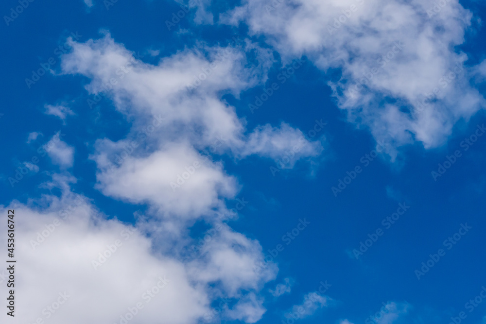 Obraz premium Weiße Wolken vor blauen Himmel an einem sonnigen Tag