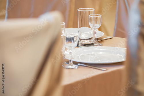 Φωτογραφία setting a festive table. waiting for guests for dinner.