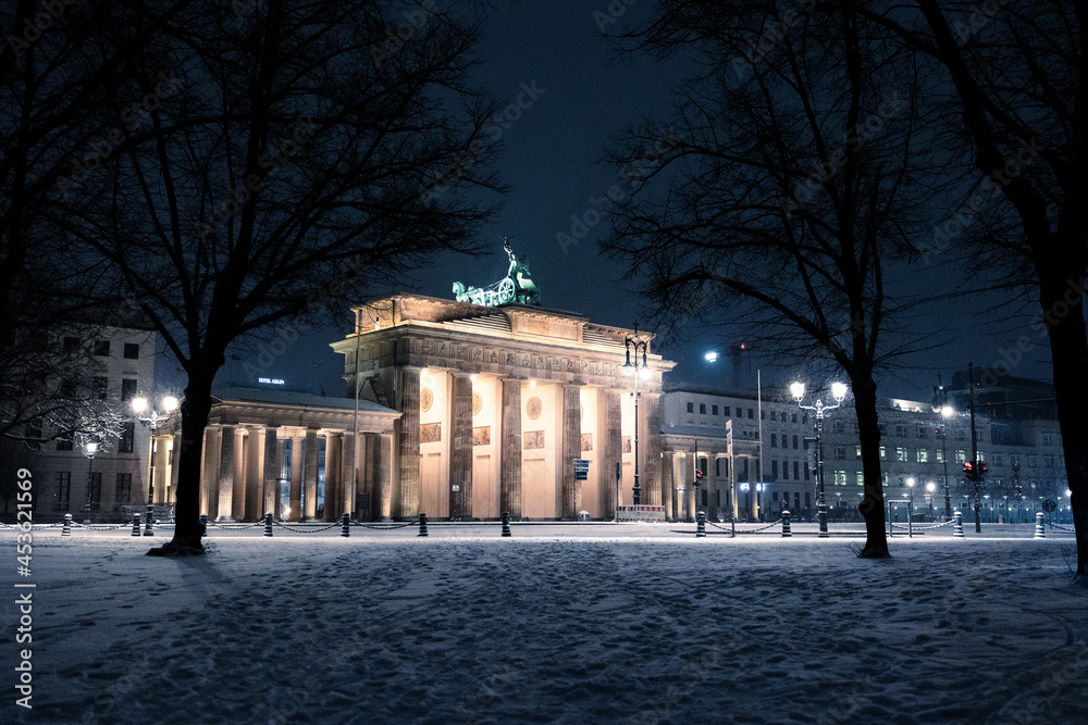 Fototapeta premium Brandenburger Tor bei Nacht im Schnee