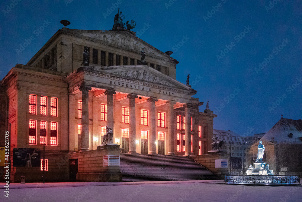 Konzerthaus Berlin beleuchtet bei Schnee