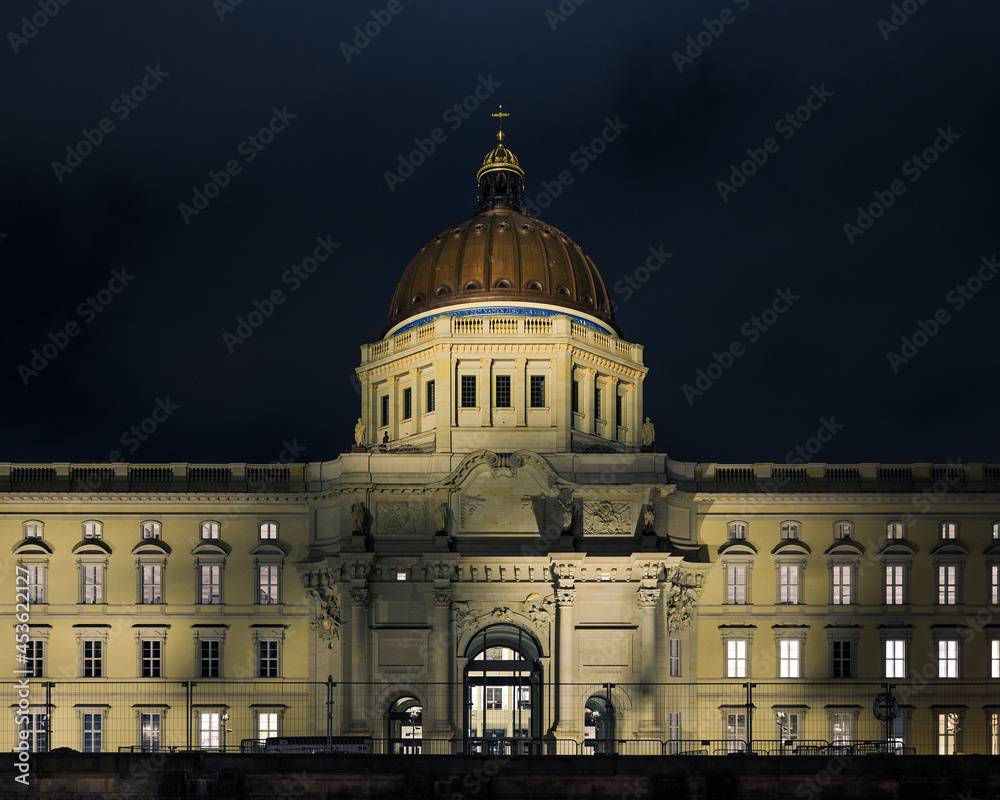 Obraz premium Berliner Stadtschloss bei Nacht