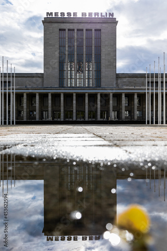Berlin Messe mit Spiegelung nach Regen in der Sonne