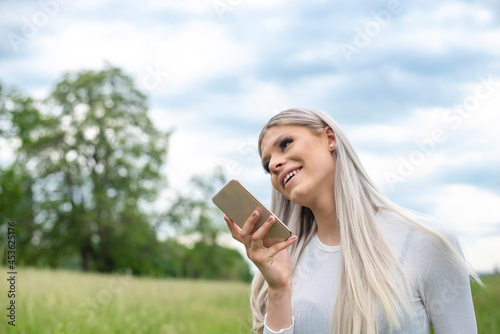 glückliche junge Frau mit smartphone