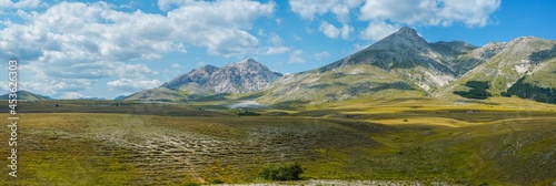Obraz na plátne Campo Imperatore mountains panoramic view in Gran Sasso National Park, Abruzzo,