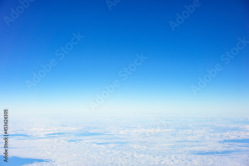 飛行機の窓から見えた空と雲