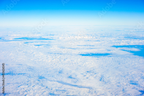 飛行機の窓から見えた空と雲 © maru54