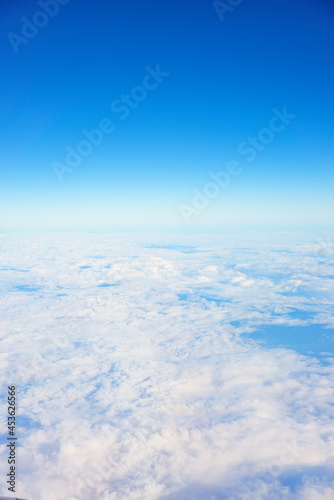 飛行機の窓から見えた空と雲