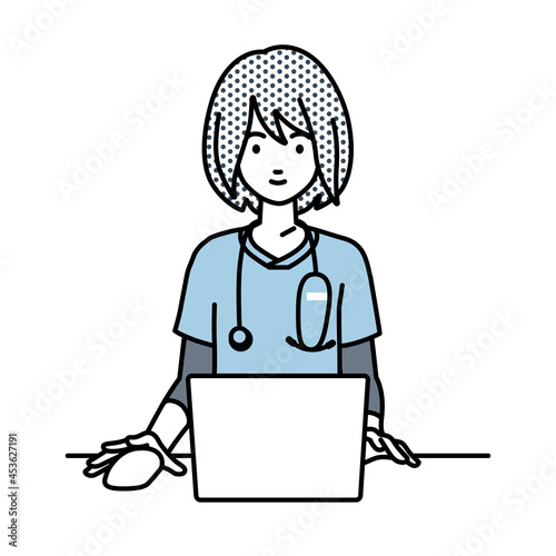 デスクで座ってPCを使っている看護師の女性