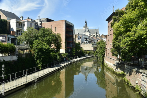 Konstfotografi Promenade flottante aménagée le long de la Dyle au centre historique et l'église