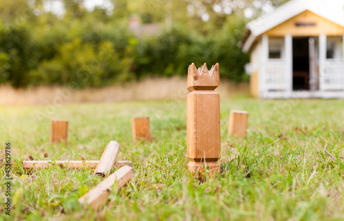 Wikingerschach (Kubb) aus Holz in Garten aufgestellt. Wooden Kubb sticks in garden.