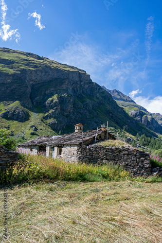 Wallpaper Mural Paysage de montagne dans le Parc national de la Vanoise en été dans le département de la Savoie dans la vallée de l'Arc en france Torontodigital.ca