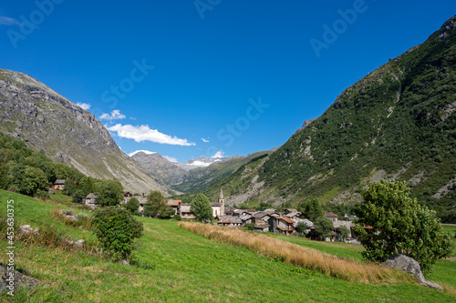 Paysage de montagne dans le Parc National de la Vanoise autour du village de Bonneval-sur-Arc dans les Alpes dans le département de la savoie en été en France