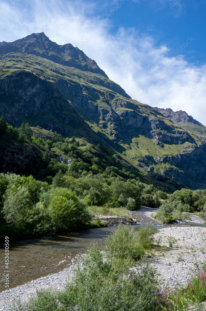 Paysage de montagne dans le Parc national de la Vanoise en été dans le département de la Savoie dans la vallée de l'Arc en france