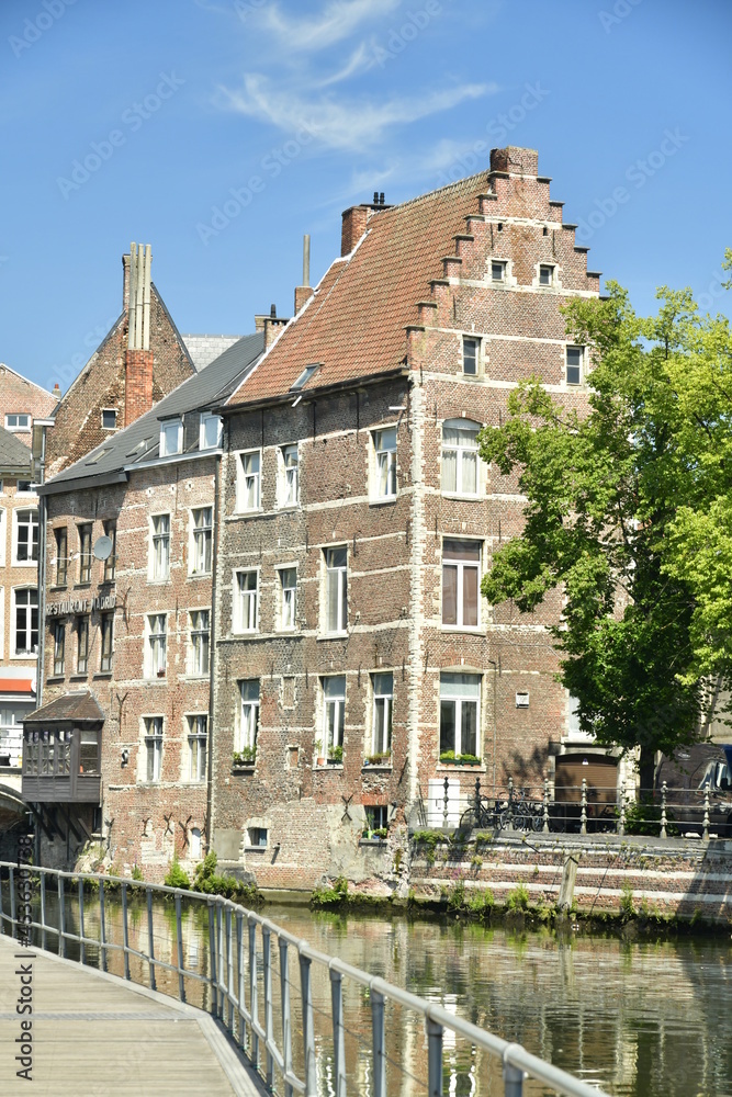 Quelques bâtisses de plusieurs siècles les pieds dans la Dyle au centre historique de Malines 