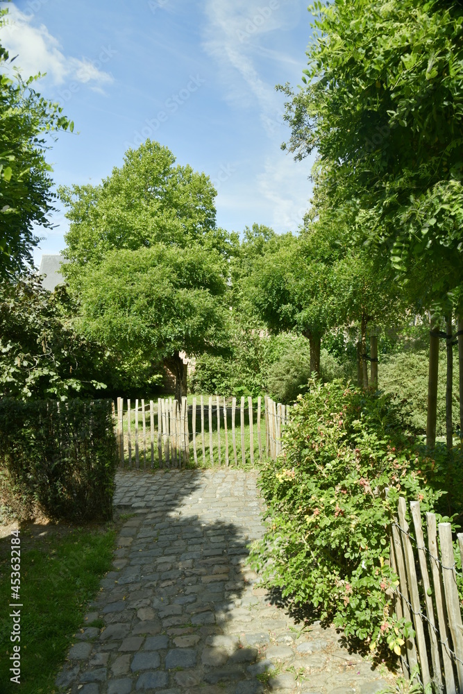 L'un des jardins à la végétation luxuriante du Grand Béguinage de Louvain (Leuven)