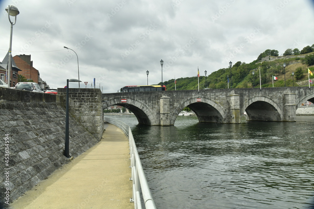 Promenade aménagée le long de la Meuse passant sous l'une des arches en pierres du pont de Jambes à Namur