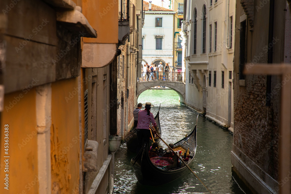 Gondola e gondoliere a Venezia sul canale d'acqua