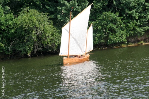 Regional typisches kleines segelboot auf der schlei in norddeutschland