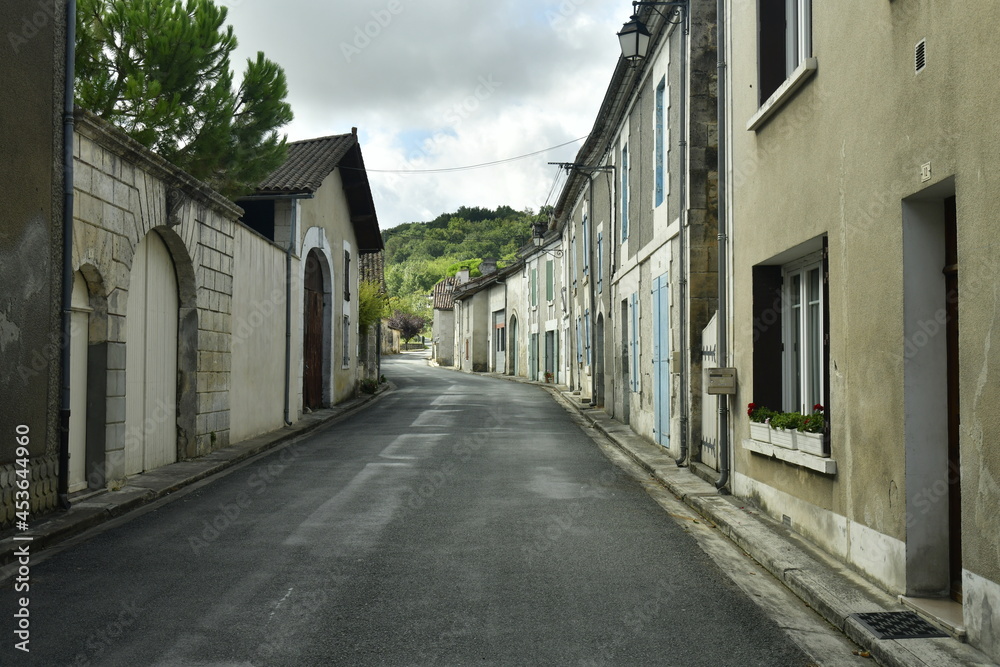 L'une des rues typiques de village au bourg de Champagne au Périgord Vert 
