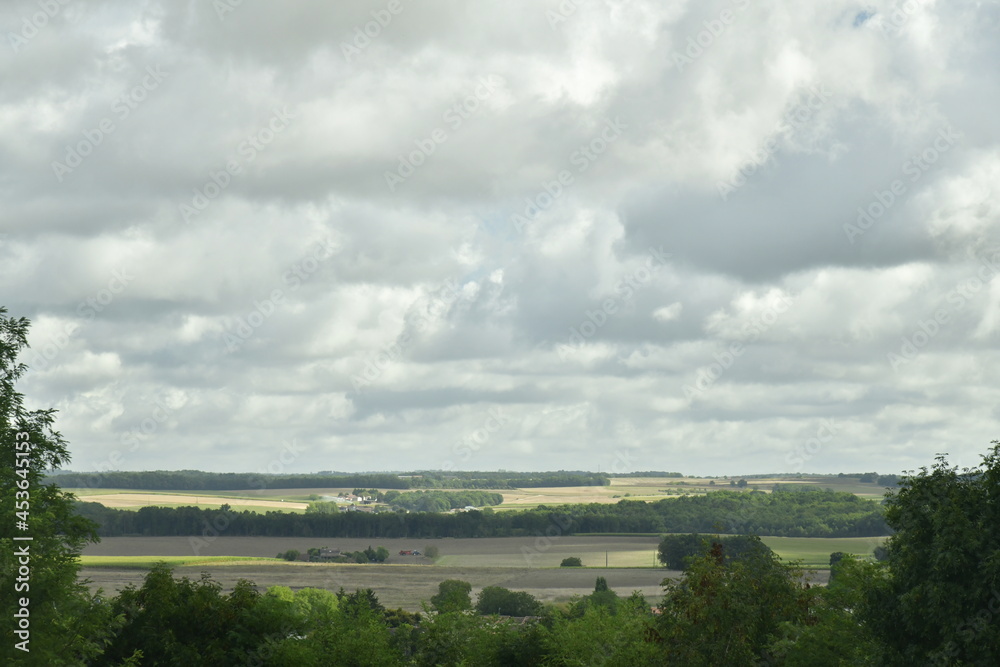 Nuages gris au dessus du paysage rural aux environs du bourg de Champagne au Périgord Vert 