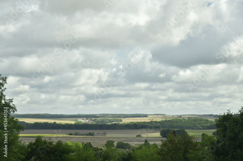 Nuages gris au dessus du paysage rural aux environs du bourg de Champagne au P  rigord Vert 
