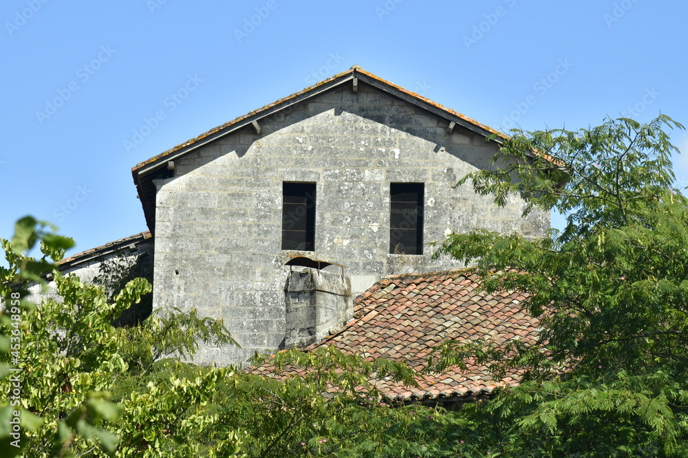 Fronton du clocher de l'église romane du bourg de Champagne au Périgord Vert 