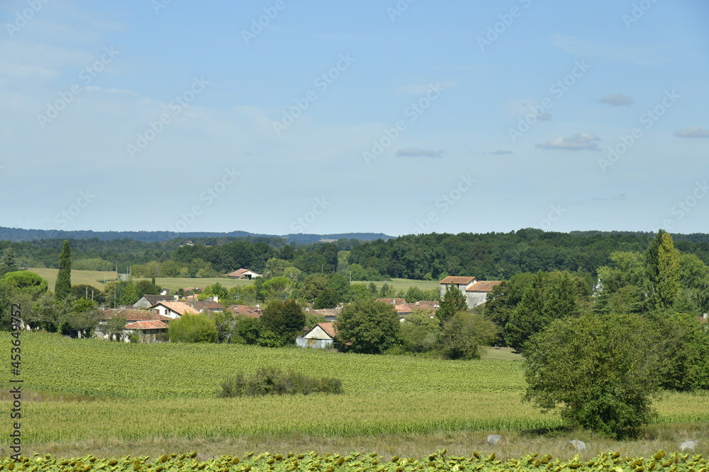 Les fermes entre les arbres et champs au Bourg de Champagne au Périgord Vert 