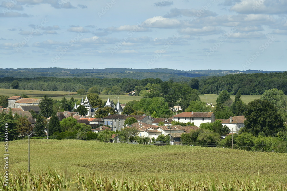 Le Bourg de Champagne en pleine nature entre champs et bois au Périgord Vert 