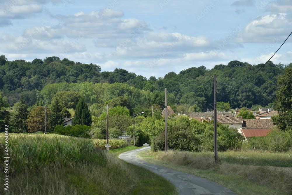 Route de campagne vert le bourg de Champagne dans un cadre idyllique au Périgord Vert
