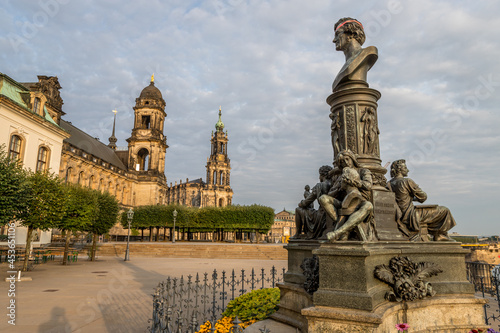 Historische Gebäude in Dresden © parallel_dream