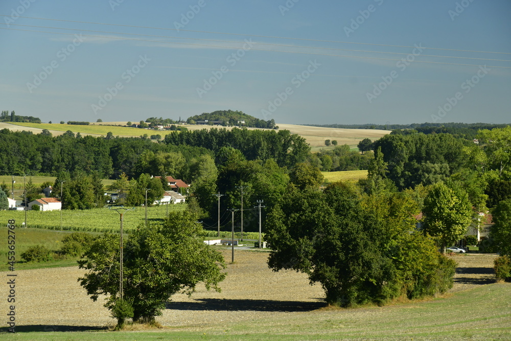 Paysage bucolique parsemés de bois ,champs ,prairies et collines au bourg de Champagne au Périgord Vert 