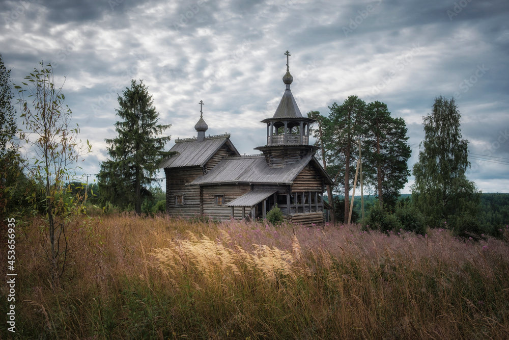 Above the village of Manga in Karelia, on a hill, there is a wooden chapel of the Nativity of the Virgin built in the 18th century.