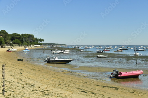 Mouillage dont les embarcations sont en cale sèche durant la marrée basse dans la baie d'Arcachon à l'Herbe en Gironde