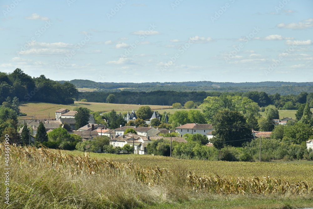 Le Bourg de Champagne entre prairies et bois vu depuis la route menant au Puy de Versac au Périgord Vert