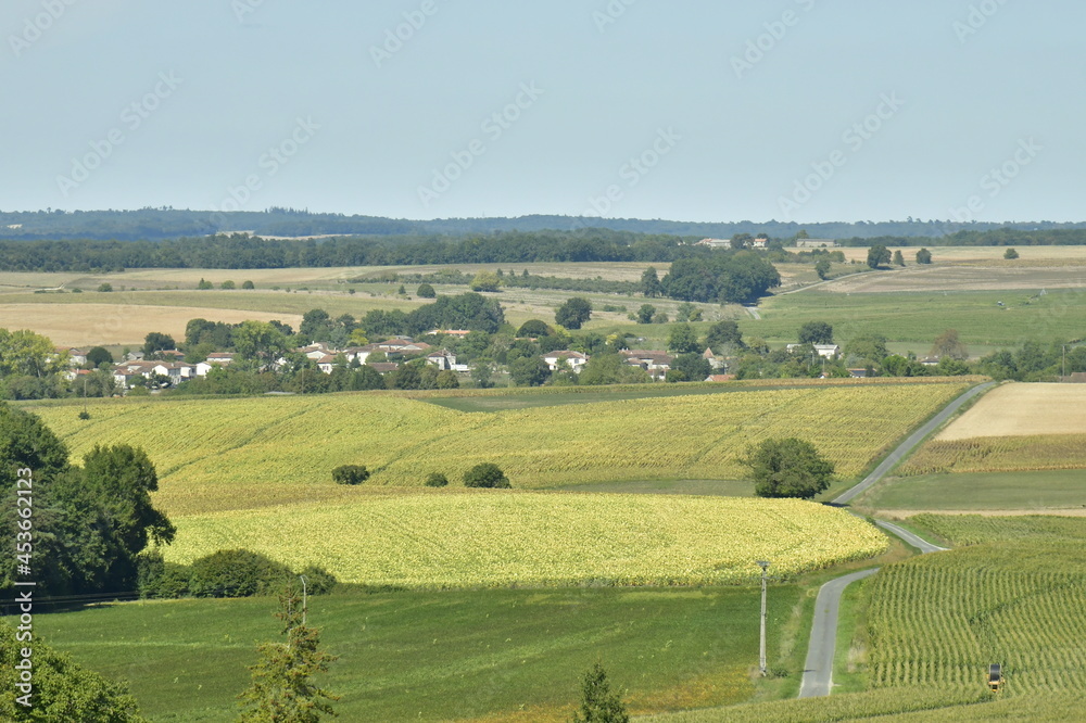 Le bourg de Fontaine entre champs et bois vu depuis le Puy de Versac au Périgord Vert
