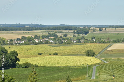 Le bourg de Fontaine entre champs et bois vu depuis le Puy de Versac au Périgord Vert