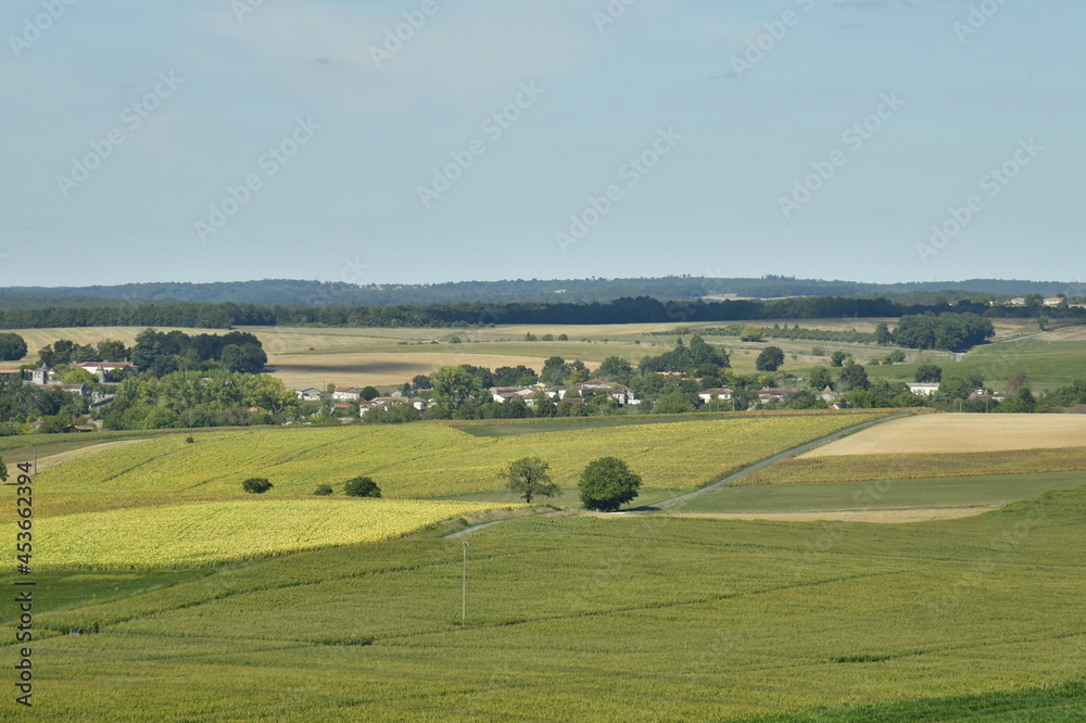 Le bourg de Fontaine entre champs et bois vu depuis le Puy de Versac au Périgord Vert
