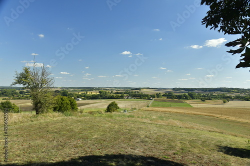 Champs et prairies à perte de vue entre les fermes ,bois isolés en été aux environs du Puy de Versac en Périgord Vert 