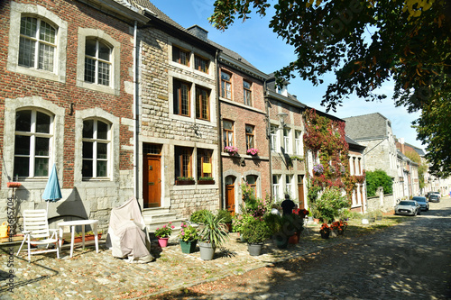 Façades typique de vieilles bâtisses historiques de la ville haute de Limbourg à l'est de Verviers  photo