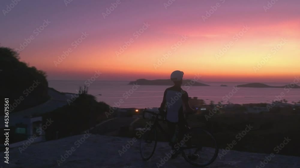 CICLISTA EN EL ATARDECER 
