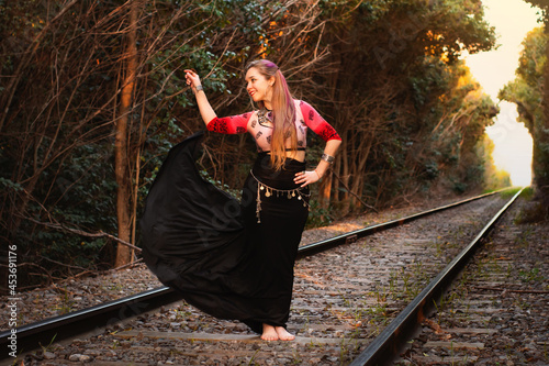 Mujer gitana bailando en las vías del tren