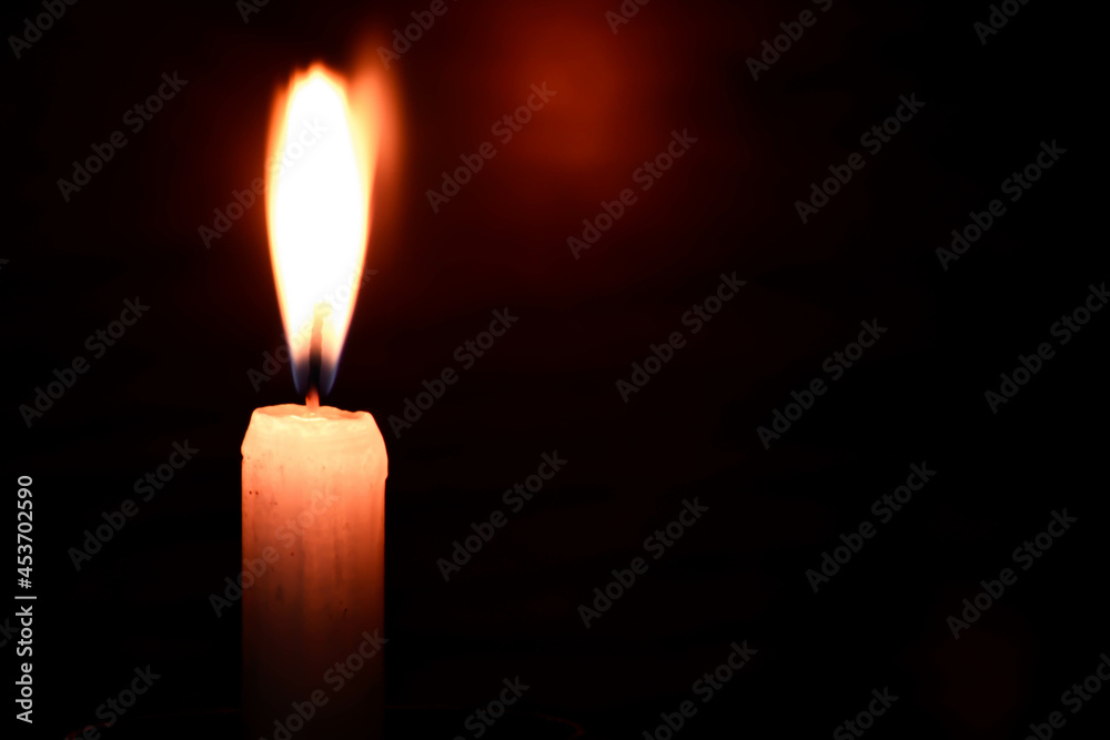vela grande encendida para una ceremonia 2758894 Foto de stock en Vecteezy