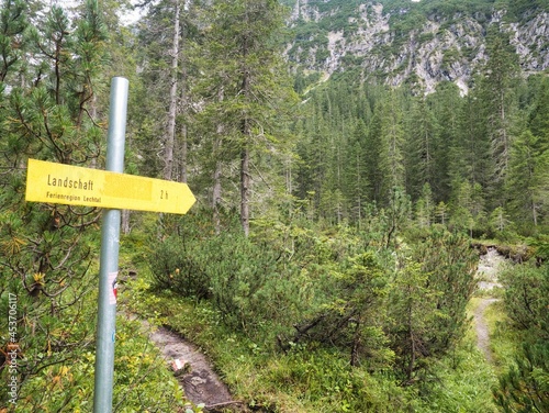 Unfreiwillig komisches Wanderschild wie Realsatire mit Beschriftung 