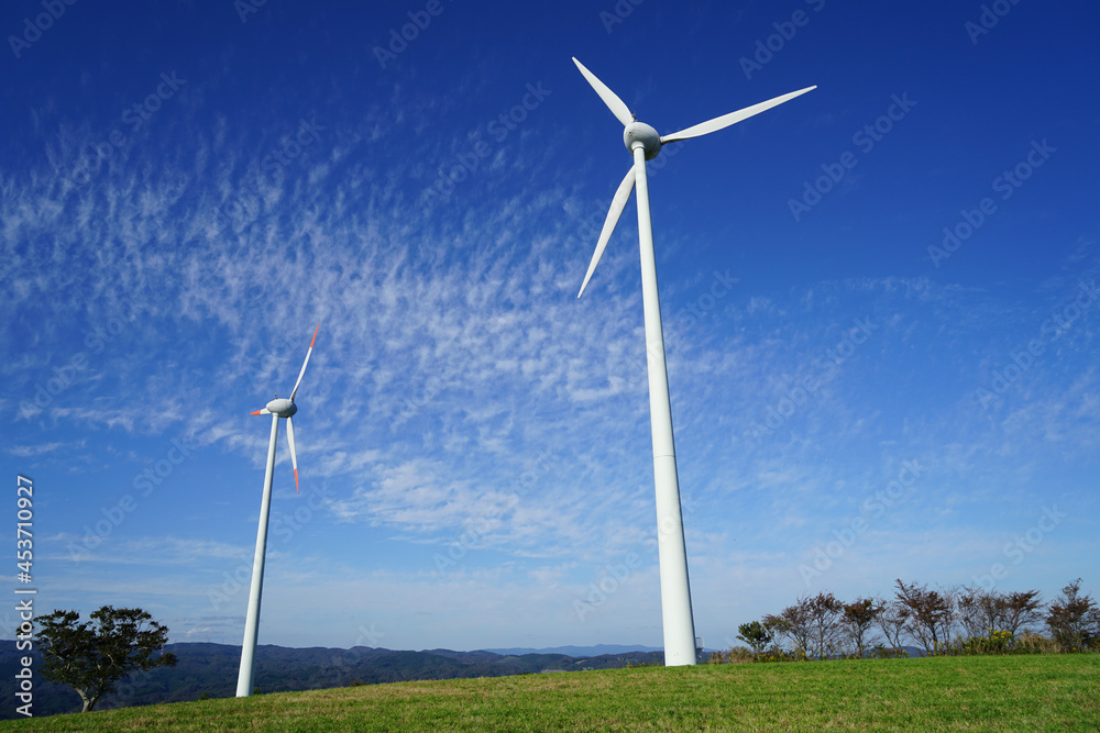 青空を背景に稲葉山の牧草地にある風力発電の風車2基 青空を背景に稲葉山の牧草地にある風力発電の風車2基