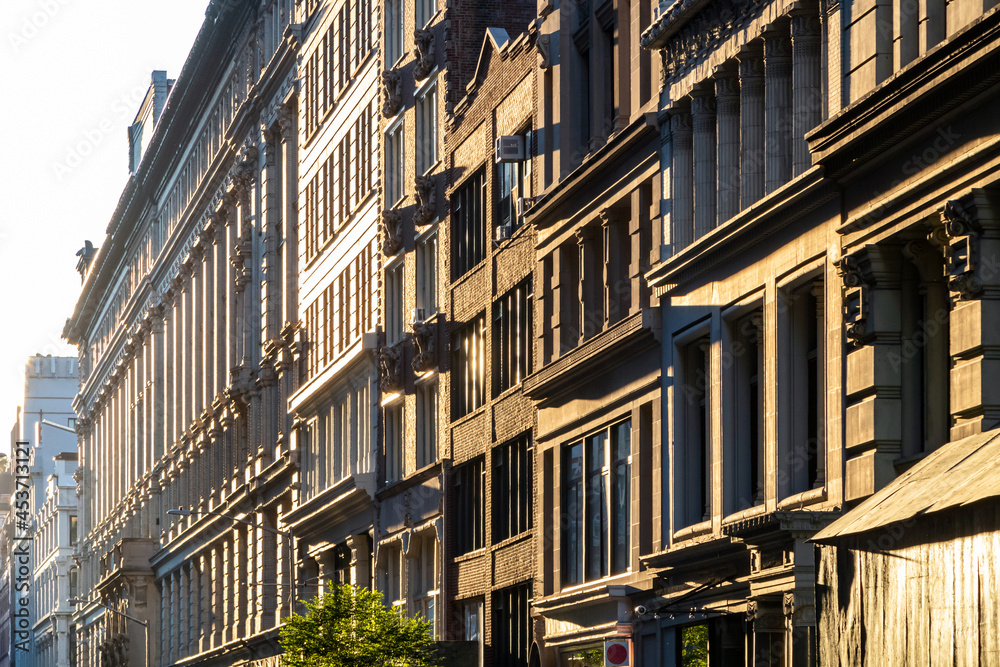Obraz premium Sunset light shining on a block of historic buildings on 18th Street in Manhattan, New York City