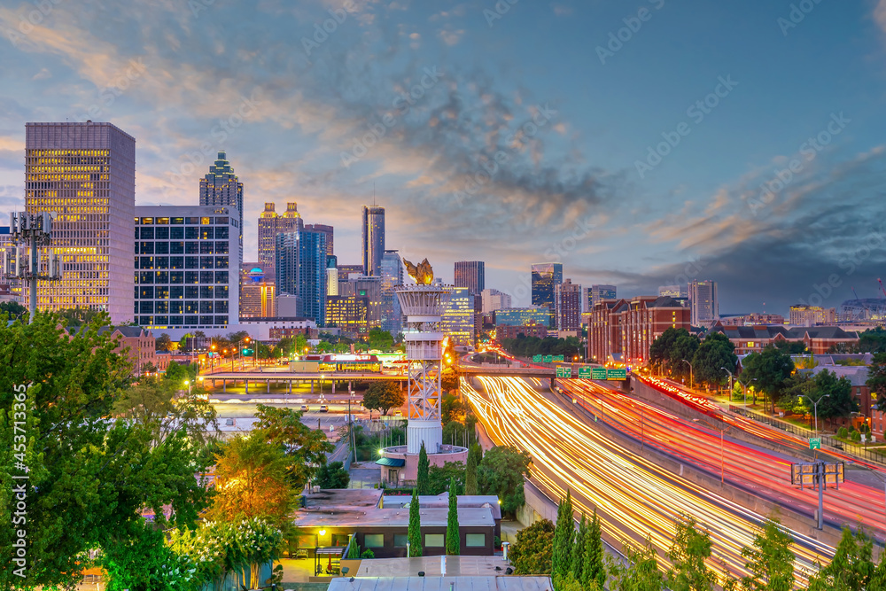 Obraz premium Skyline of Atlanta city at sunset in Georgia, USA
