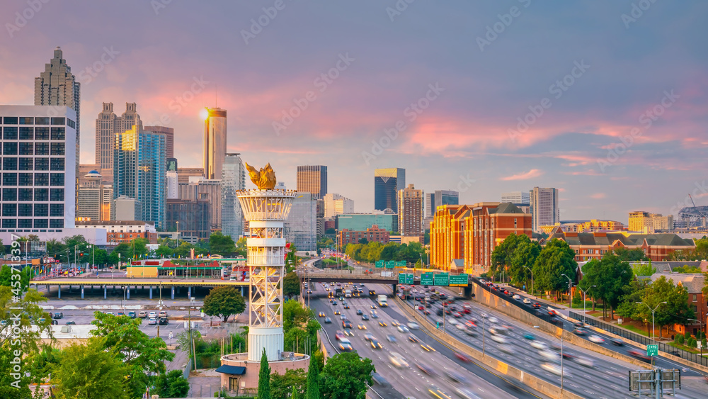 Obraz premium Skyline of Atlanta city at sunset in Georgia, USA