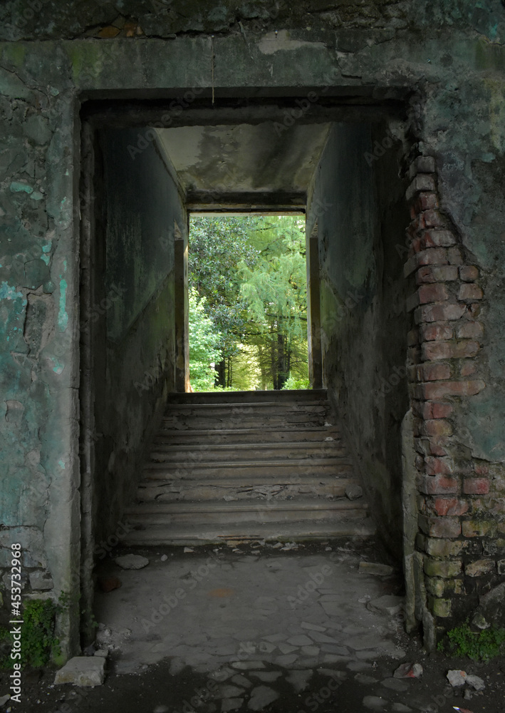 antigua puerta de acceso a la naturaleza